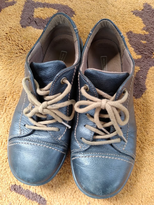 靴磨きと靴紐付替え